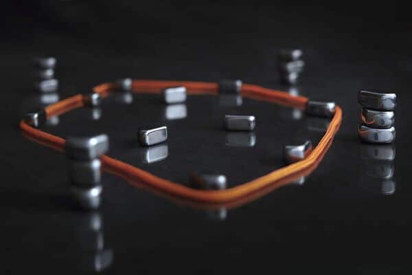 Borderline Editions – Kluster – Jeu d’adresse aimants – Pierres aimantées – Jeu d’ambiance à jouer en famille ou entre amis – De 1 à 4 joueurs