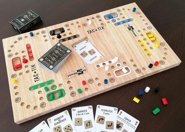 LEDELIRANT Jeu de société Familial de TAC-TIK de 2 à 6 Joueurs, 7 Ans et +, Plateau modulable magnétique, Fabrication Artisanale, Bois d'Hévéa Massif, écoresponsable, Normes CE, Marque française