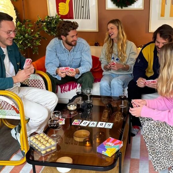 Découvrez Crack Story, le jeu d'ambiance idéal pour pimenter vos soirées entre amis. Drôle et addictif, il garantit éclats de rire et bons moments à partager ensemble.